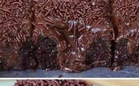 Bolo de chocolate simples e rápido de fazer, que fica muito gostoso para comer diretamente na forma.