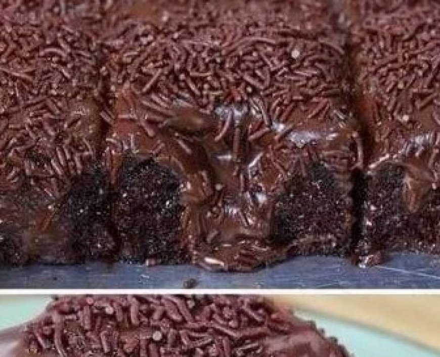 Bolo de chocolate simples e rápido de fazer, que fica muito gostoso para comer diretamente na forma.