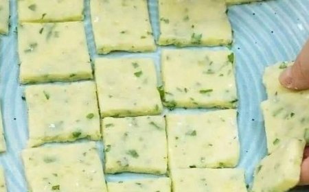 Bring a basket of fried potatoes and mix them with herbs