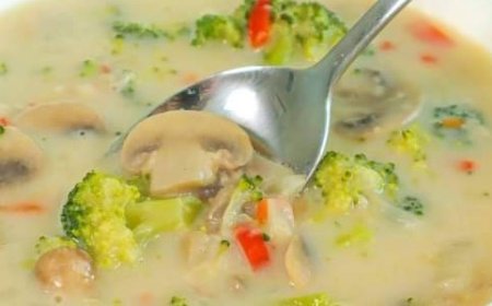 Broccoli Soup with Garlic Herb Bread
