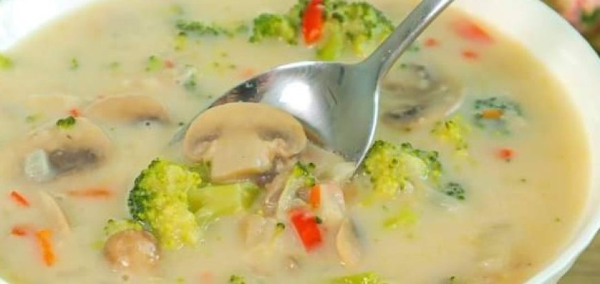 Broccoli Soup with Garlic Herb Bread