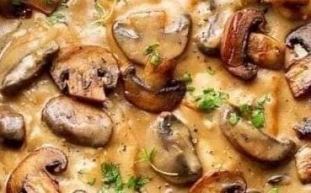 Skillet Chicken and Mushroom Wine Sauce