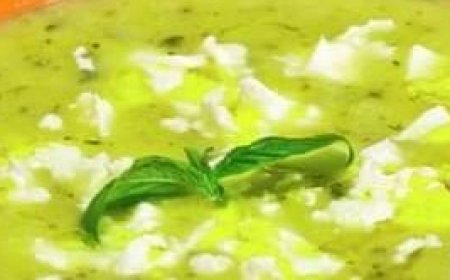 Creamy Zucchini Soup with Feta and Basil: A Timeless Recipe for Comfort and Elegance