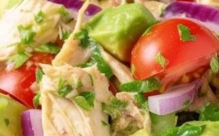 Mediterranean Chicken and Avocado Salad: A Healthy and Flavorful Bowl of Goodness