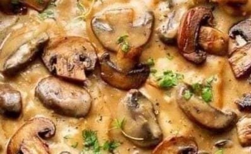 Skillet Chicken and Mushroom Wine Sauce