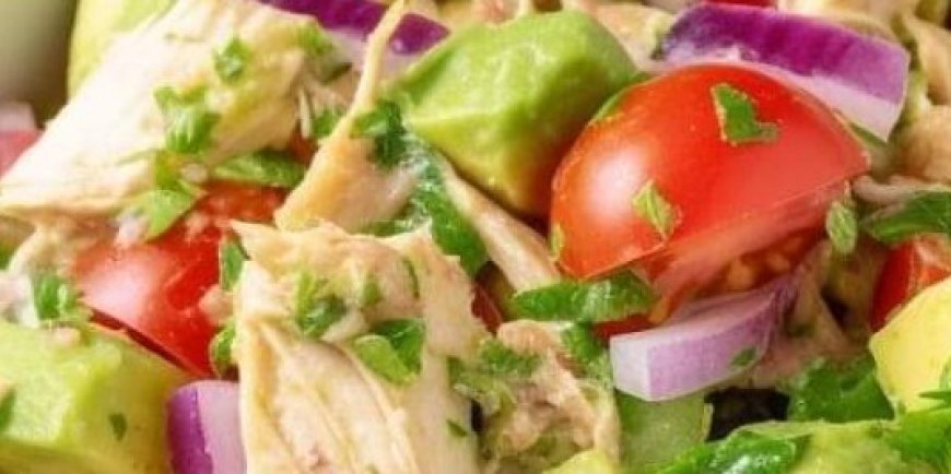 Mediterranean Chicken and Avocado Salad: A Healthy and Flavorful Bowl of Goodness