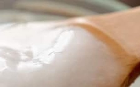 Natural anti-wrinkle cream to moisturize and rejuvenate the skin