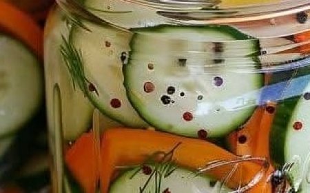 Refreshing Summer Salad with Tomatoes, Cucumbers and Onions