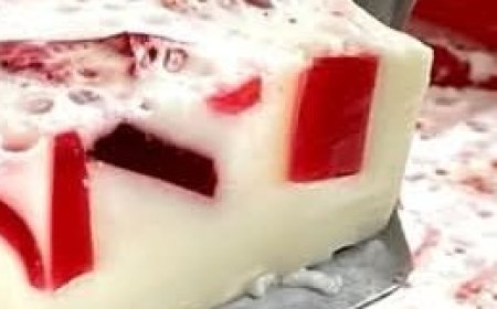 Gelatine dessert with white cream: Easy, delicious recipe perfect for any occasion