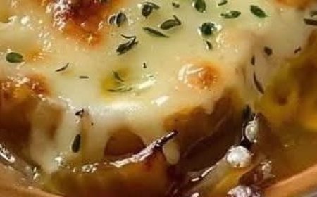 The Ultimate Slow Cooker French Onion Soup Recipe: Rich, Comforting, and Topped with Gooey Melted Cheese for a Perfect Cozy Meal!