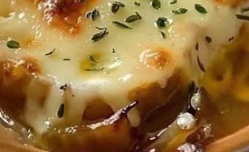 The Ultimate Slow Cooker French Onion Soup Recipe: Rich, Comforting, and Topped with Gooey Melted Cheese for a Perfect Cozy Meal!