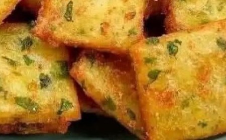 Bring a basket of fried potatoes and mix them with herbs.