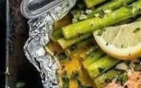 Baked Salmon in Foil with Asparagus and Garlic Lemon Butter Sauce
