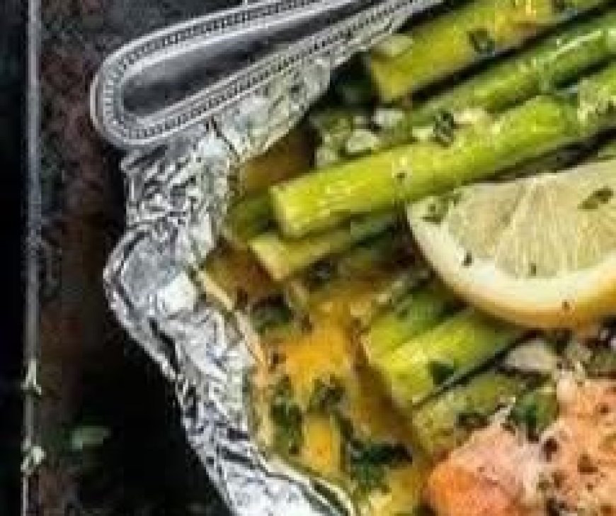 Baked Salmon in Foil with Asparagus and Garlic Lemon Butter Sauce
