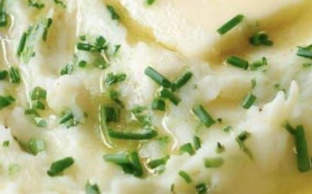 Creamy Mashed Potatoes with Chives and Butter