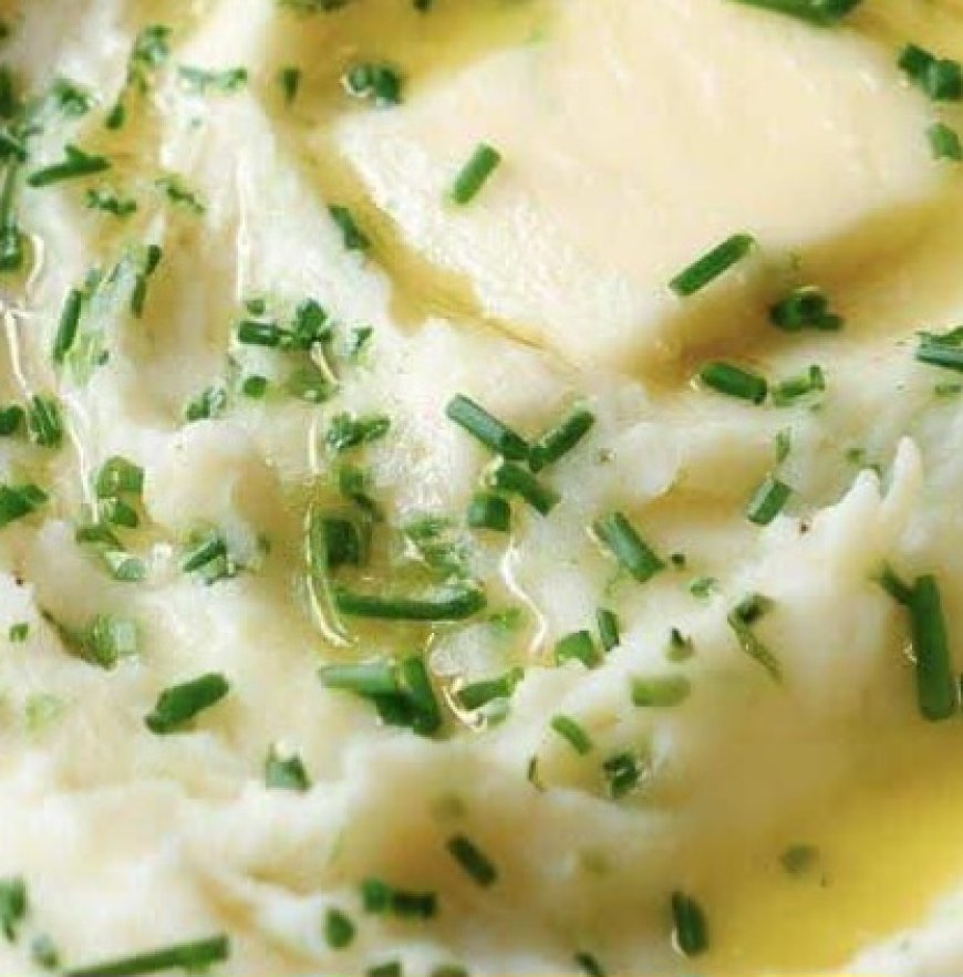 Creamy Mashed Potatoes with Chives and Butter