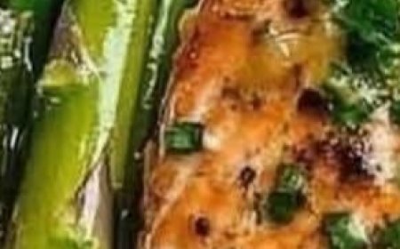 Baked Salmon in Foil with Asparagus and Lemon Garlic Butter Sauce???????? I’ve been making this recipe for so many years, I can’t remember where I got it from. It’s really quick to throw together. Must express something to keep getting my recipes....... Thank you ❤❤❤ Recipe In First Comment ⬇️⬇️