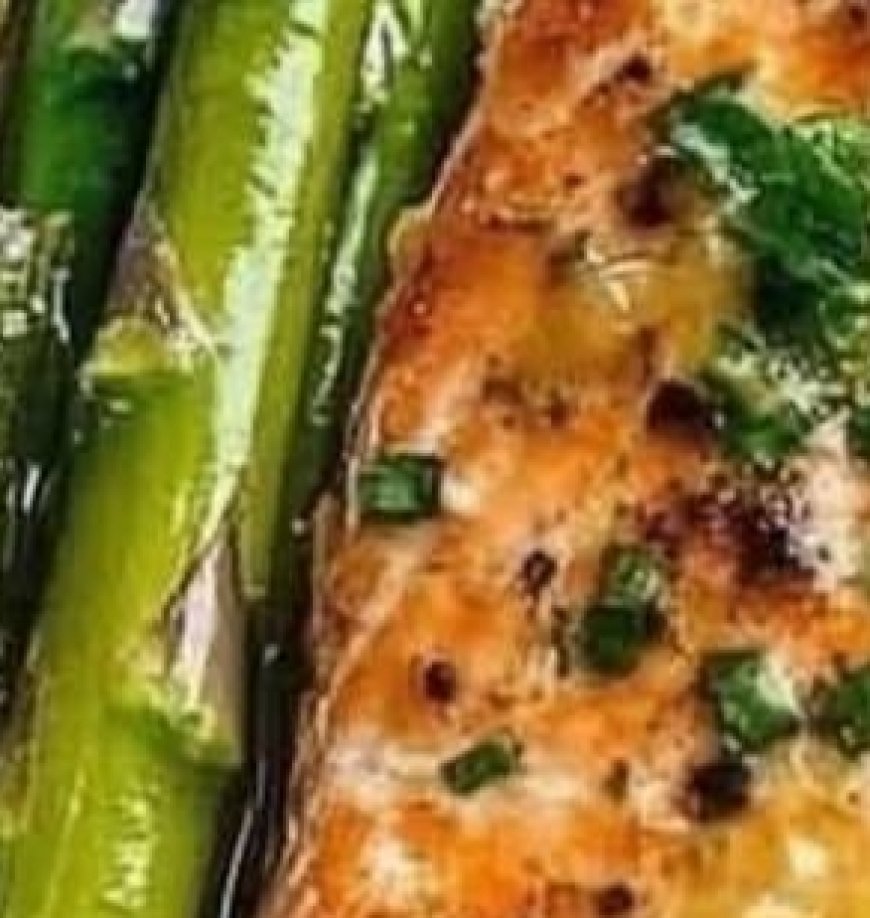 Baked Salmon in Foil with Asparagus and Garlic Lemon Butter Sauce